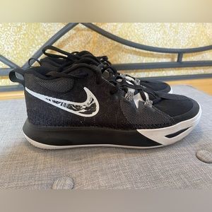 Boys size 6.5 Nike Kyrie basketball sneakers